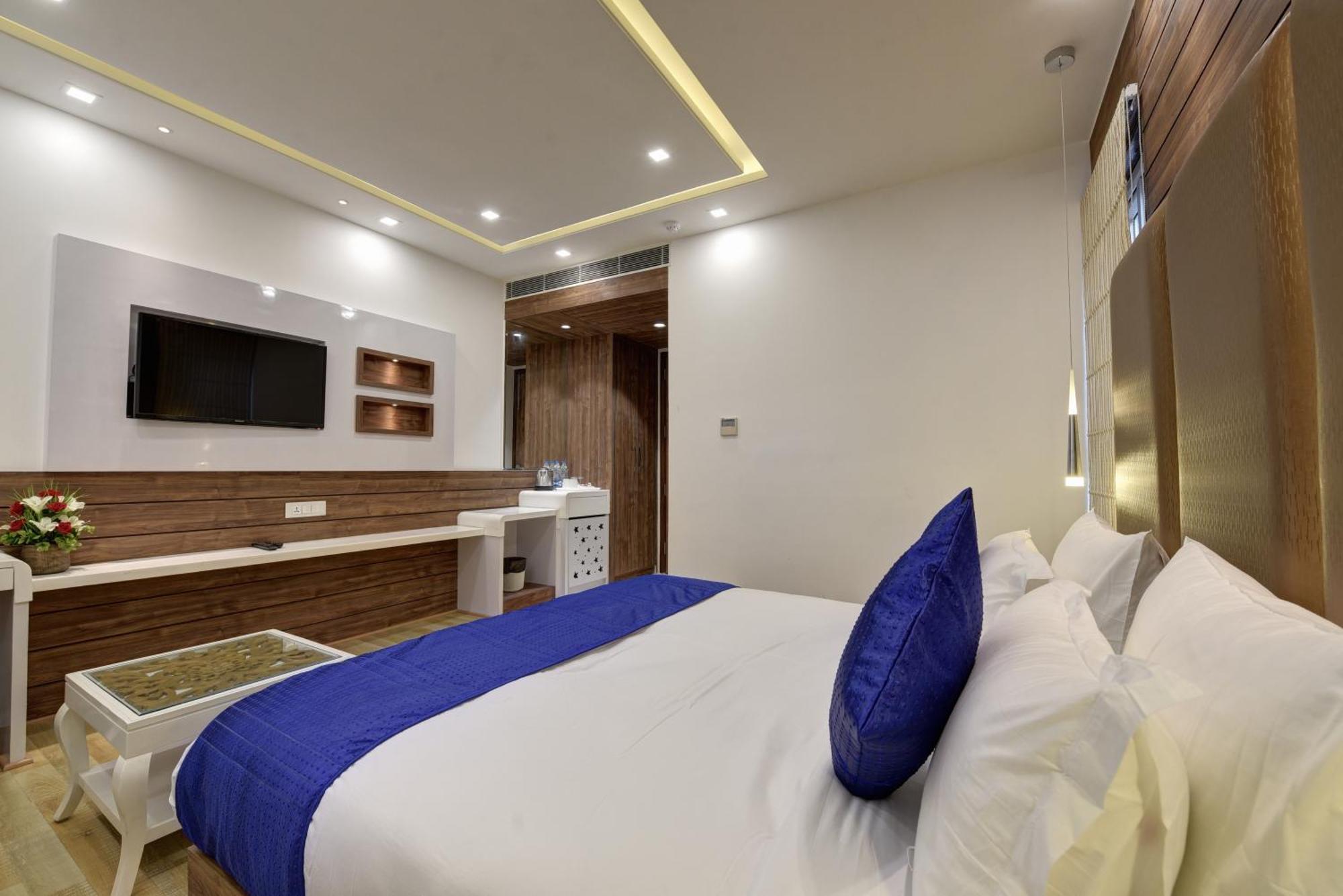 Golden Tree Hotel Noida Exterior photo